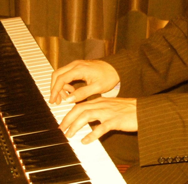 Solo piano, romantic piano and classical pianist for wedings and events in Bristol, Bath, Wiltshire, Somerset, Gloucestershire, Oxford and Oxfordshire - www.Stardust-Music.co.uk