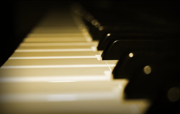 Piano keyboard from Stardust Music - classical piano, romantic piano, jazz pianist and much more.